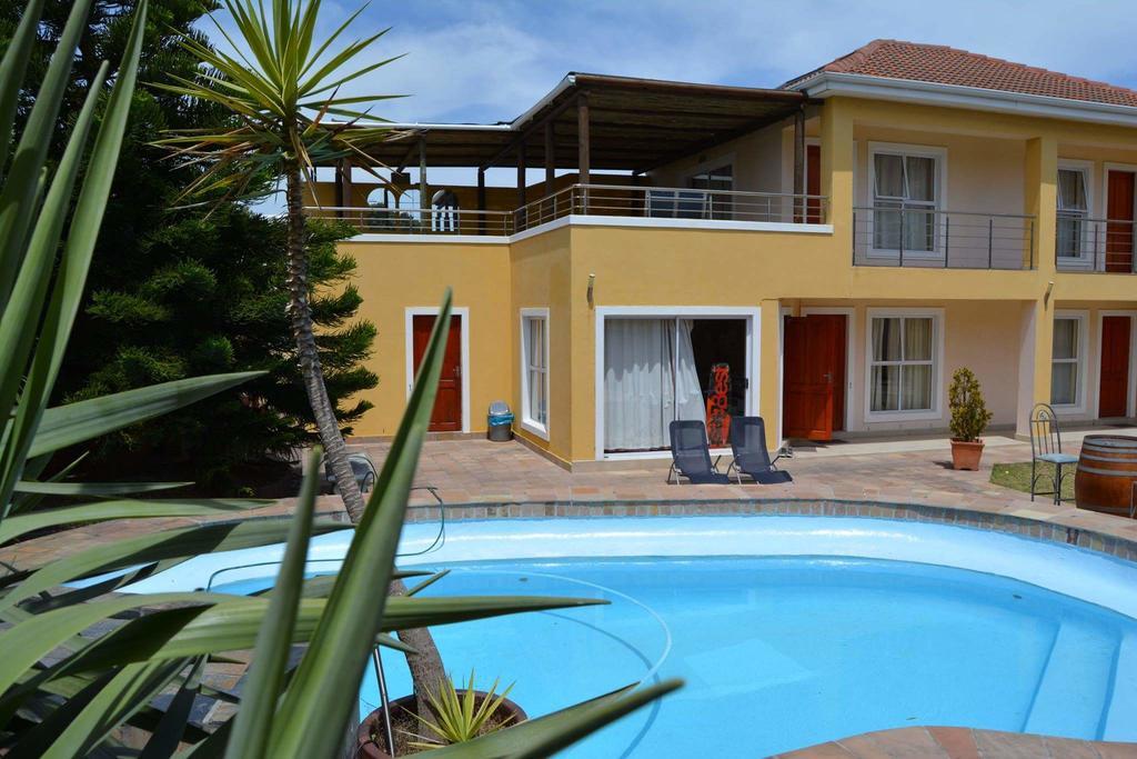 Natalie Guesthouse Bloubergstrand Exteriör bild