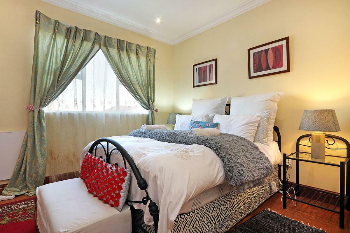 Natalie Guesthouse Bloubergstrand Exteriör bild
