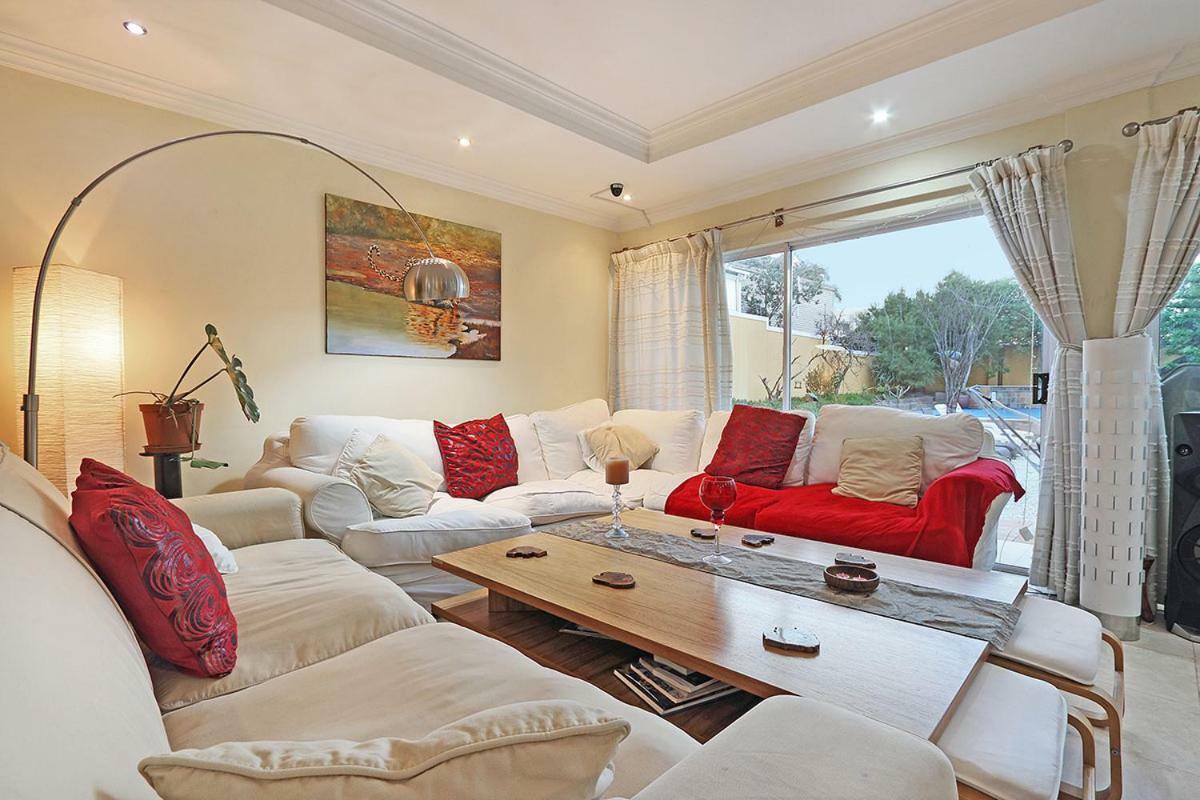Natalie Guesthouse Bloubergstrand Exteriör bild
